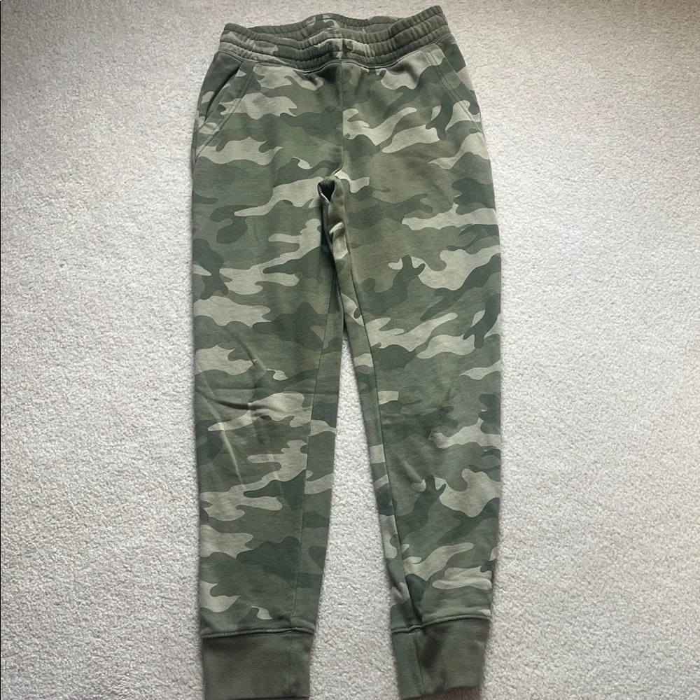 Old navy camo sweatpants